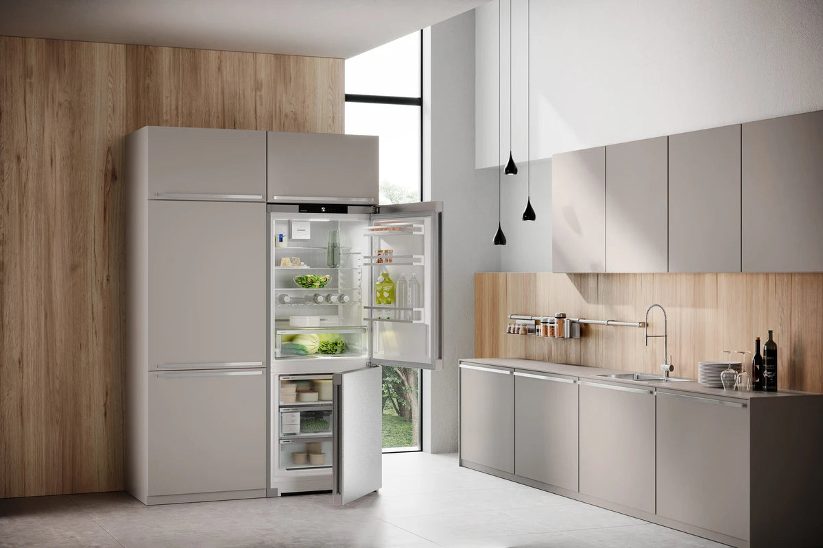 LIEBHERR Combined fridge-freezer with EasyFresh and NoFrost - Other (C7620)