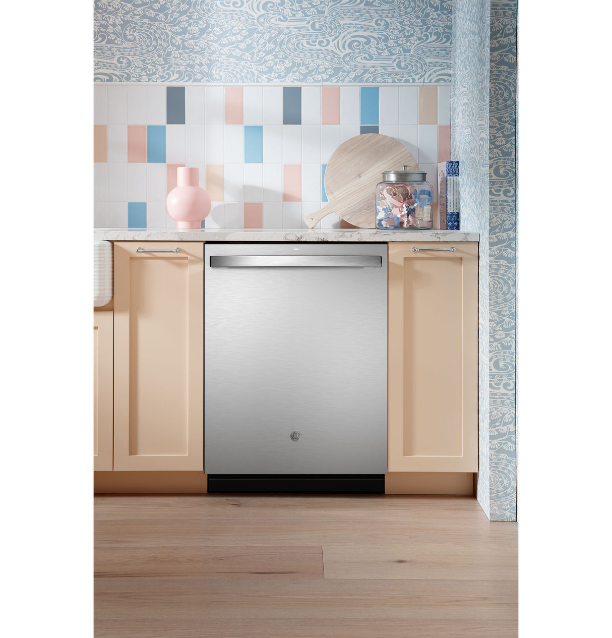 GE Fingerprint Resistant Top Control with Stainless Steel Interior Dishwasher with Sanitize Cycle - Fingerprint Resistant Stainless (GDT650SYVFS)
