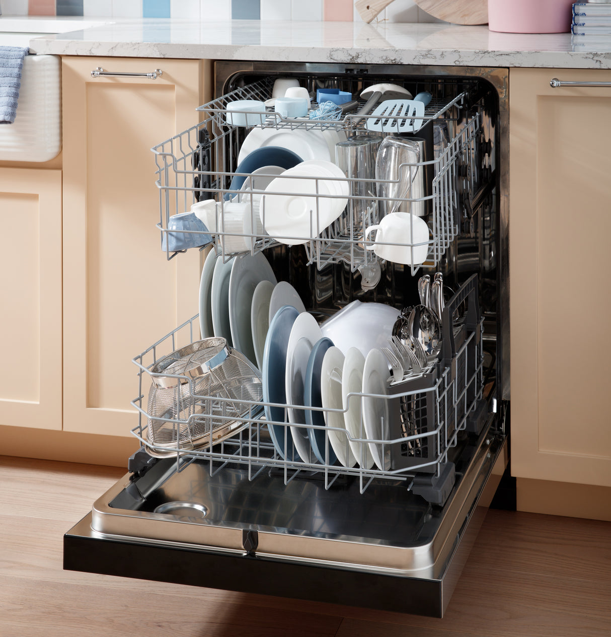 GE Fingerprint Resistant Top Control with Stainless Steel Interior Dishwasher with Sanitize Cycle - Stainless Steel (GDT650SYVFS)