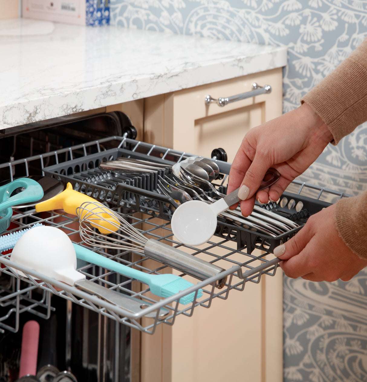 GE Top Control with Stainless Steel Interior Dishwasher with Sanitize Cycle - Fingerprint Resistant Stainless (GDT670SYVFS)