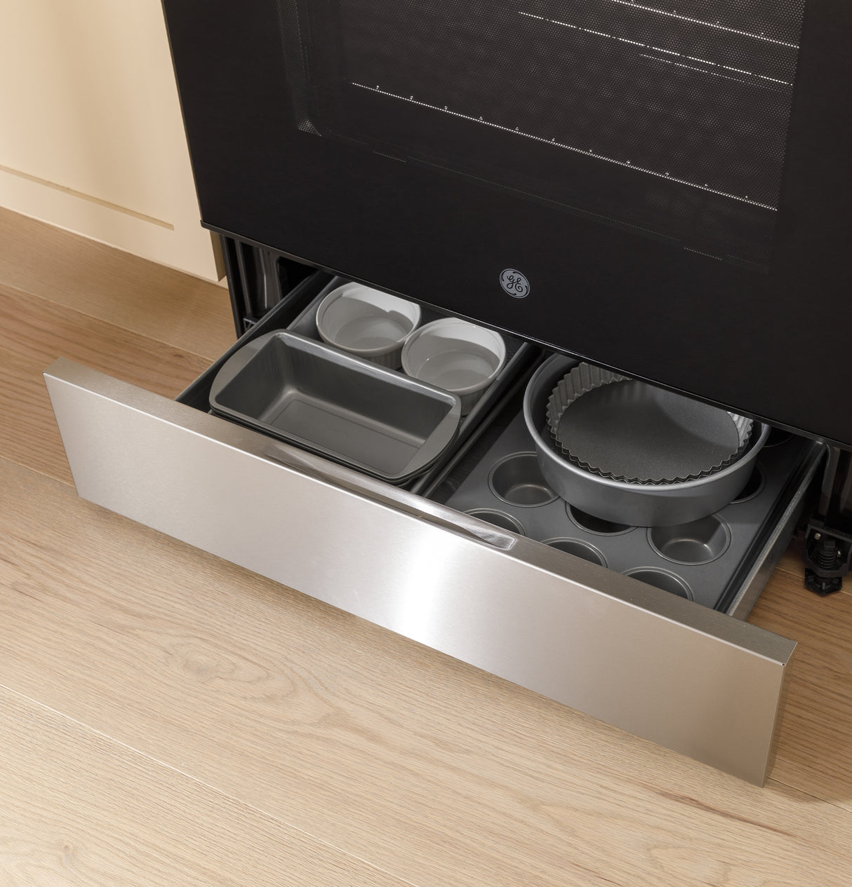 GE 30" Slide-In Front Control Gas Range with Crisp Mode - Stainless Steel (GGS500SVSS)