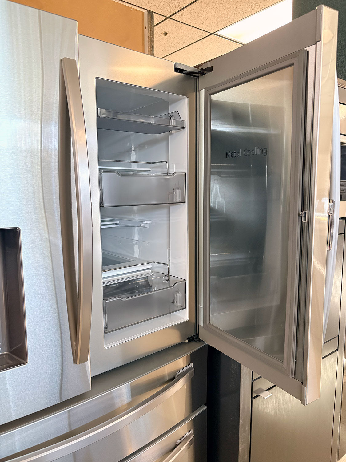 SAMSUNG 28 cu. ft. Food Showcase 4-Door French Door Refrigerator in Stainless Steel - Floor Model - (RF28R7351SR) Floor Model