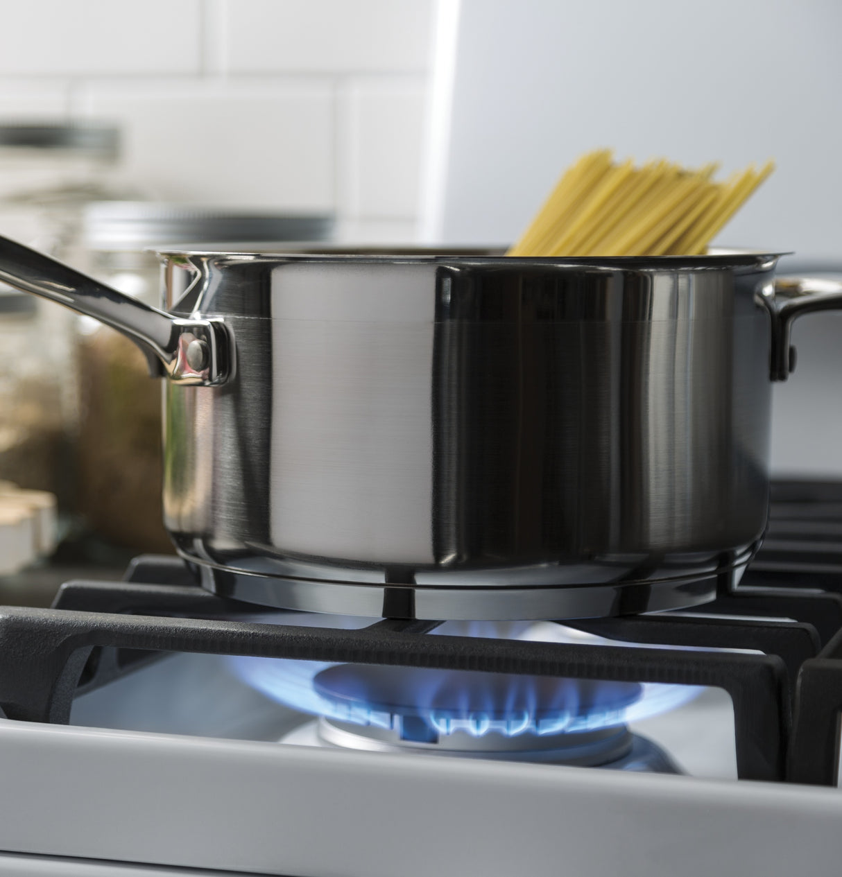 GE APPLIANCES GE(R) 30" Free-Standing Gas Range -  (JGBS66DEKWW)