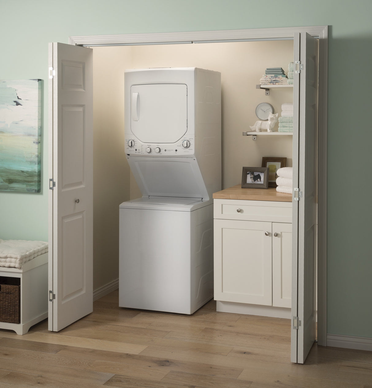 GE APPLIANCES GE Unitized Spacemaker(R) 2.3 cu. ft. Capacity Washer with Stainless Steel Basket and 4.4 cu. ft. Capacity Gas Dryer -  (GUD24GSSMWW)