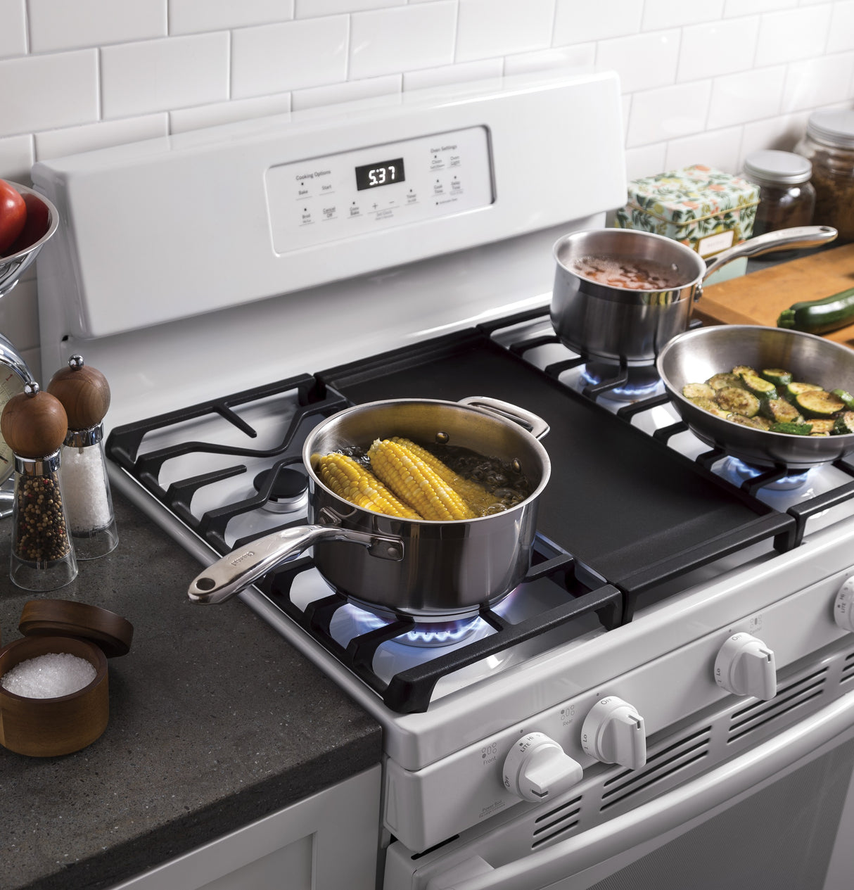 GE APPLIANCES GE(R) 30" Free-Standing Gas Range -  (JGBS66DEKWW)