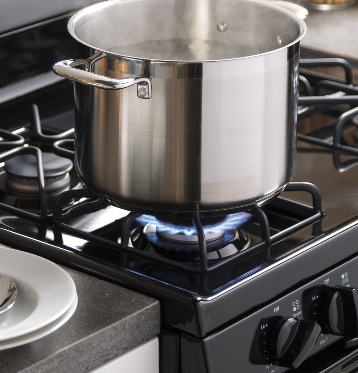 GE APPLIANCES GE(R) 30" Free-Standing Gas Range -  (JGBS60DEKBB)
