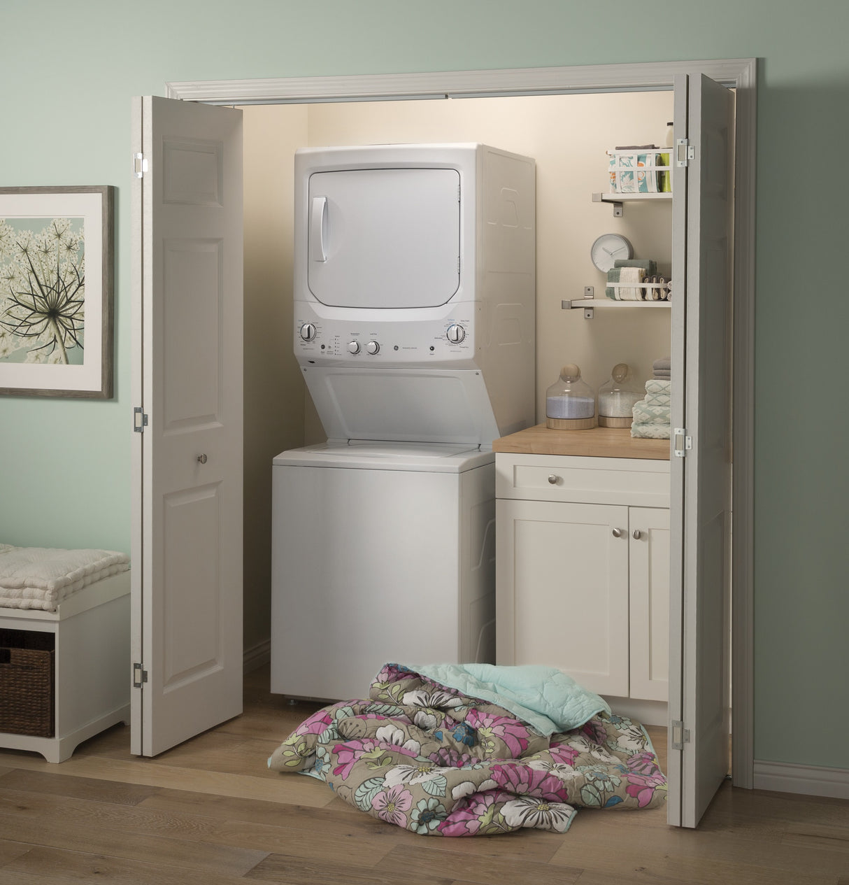 GE APPLIANCES GE Unitized Spacemaker(R) 3.8 cu. ft. Capacity Washer with Stainless Steel Basket and 5.9 cu. ft. Capacity Gas Dryer -  (GUD27GSSMWW)