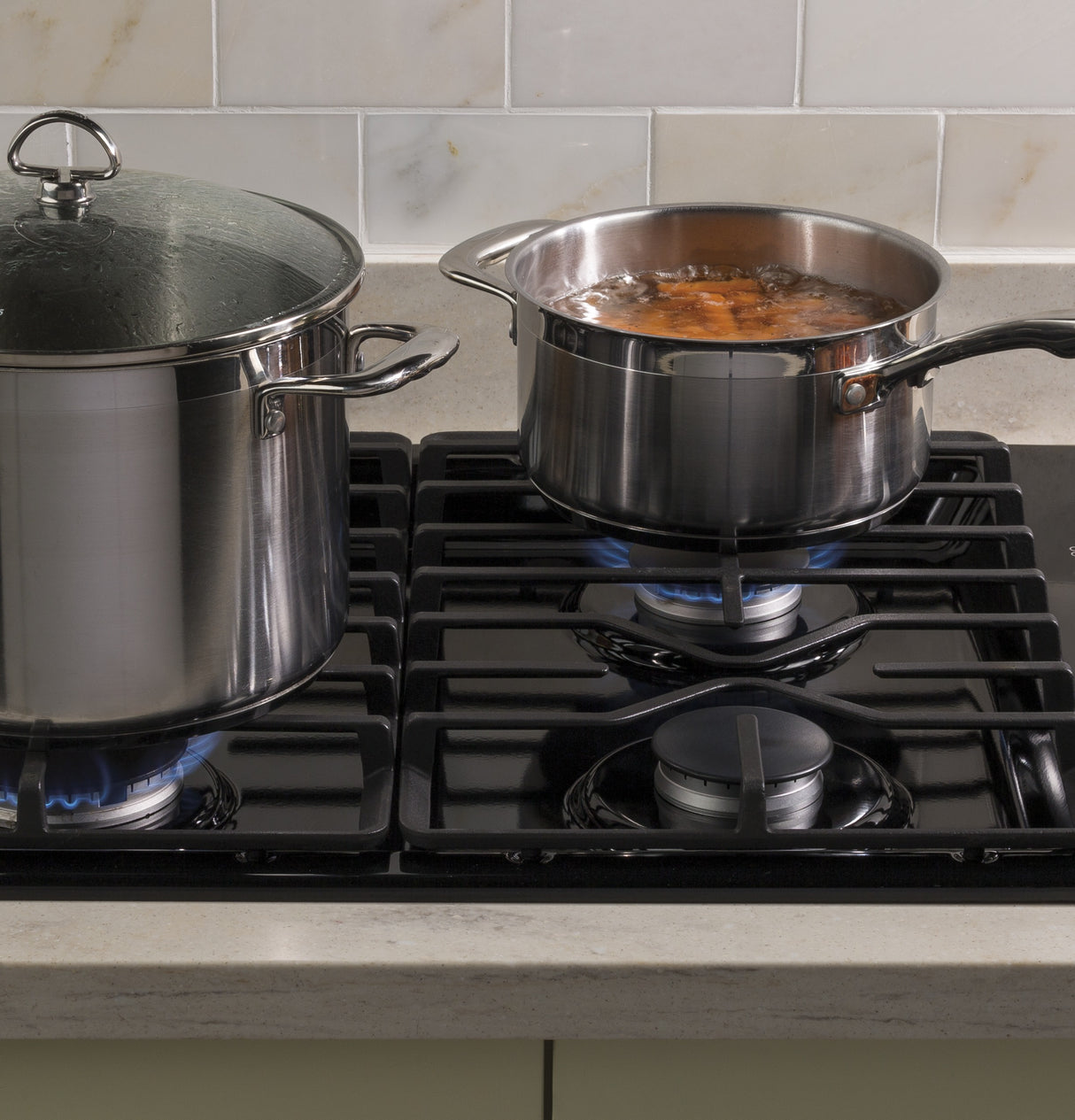 GE APPLIANCES GE(R) 30" Built-In Gas Cooktop with Dishwasher-Safe Grates -  (JGP3030DLBB)