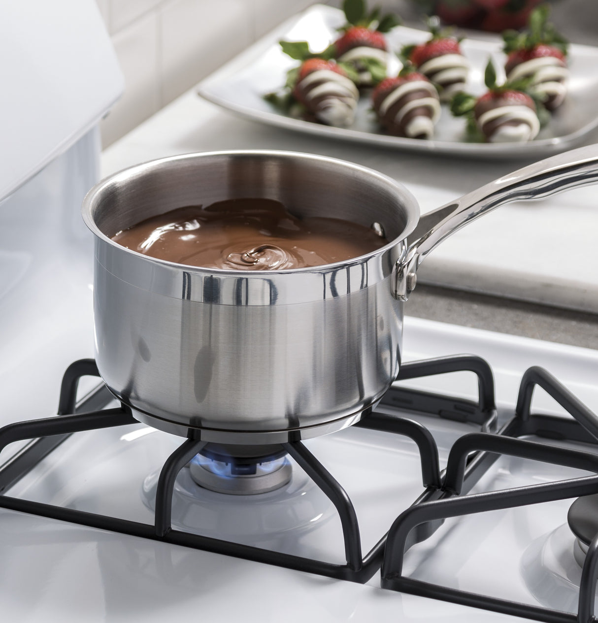 GE APPLIANCES GE(R) 30" Free-Standing Gas Range -  (JGBS60DEKWW)