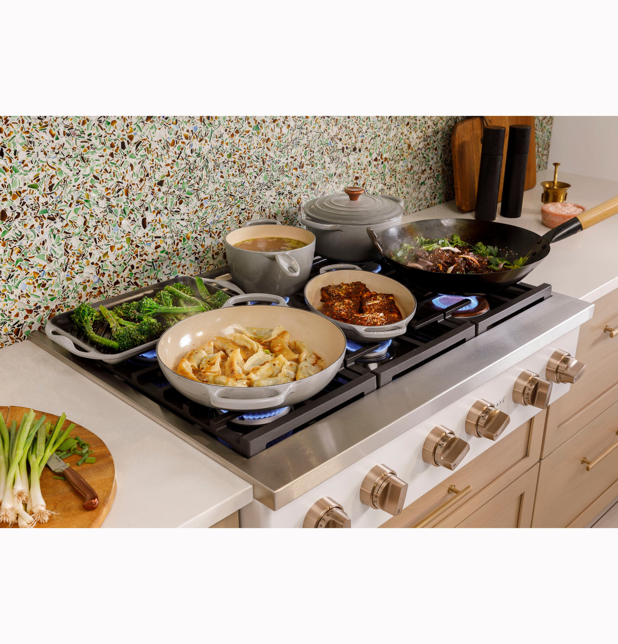 CAFE  Caf? 36" Commercial-style Gas Rangetop With 6 Burners (natural Gas) - Matte White (CGU366P4TW2)