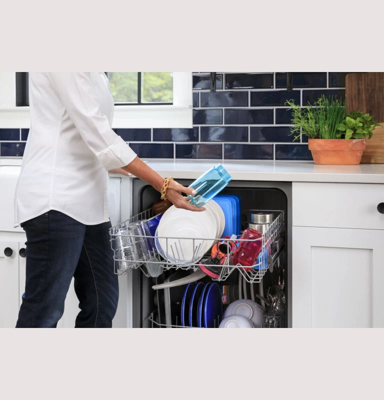 GE Dishwasher with Front Controls - White (GDF450PGRWW)