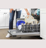 GE  Dishwasher with Front Controls - White (GDF450PGRWW)