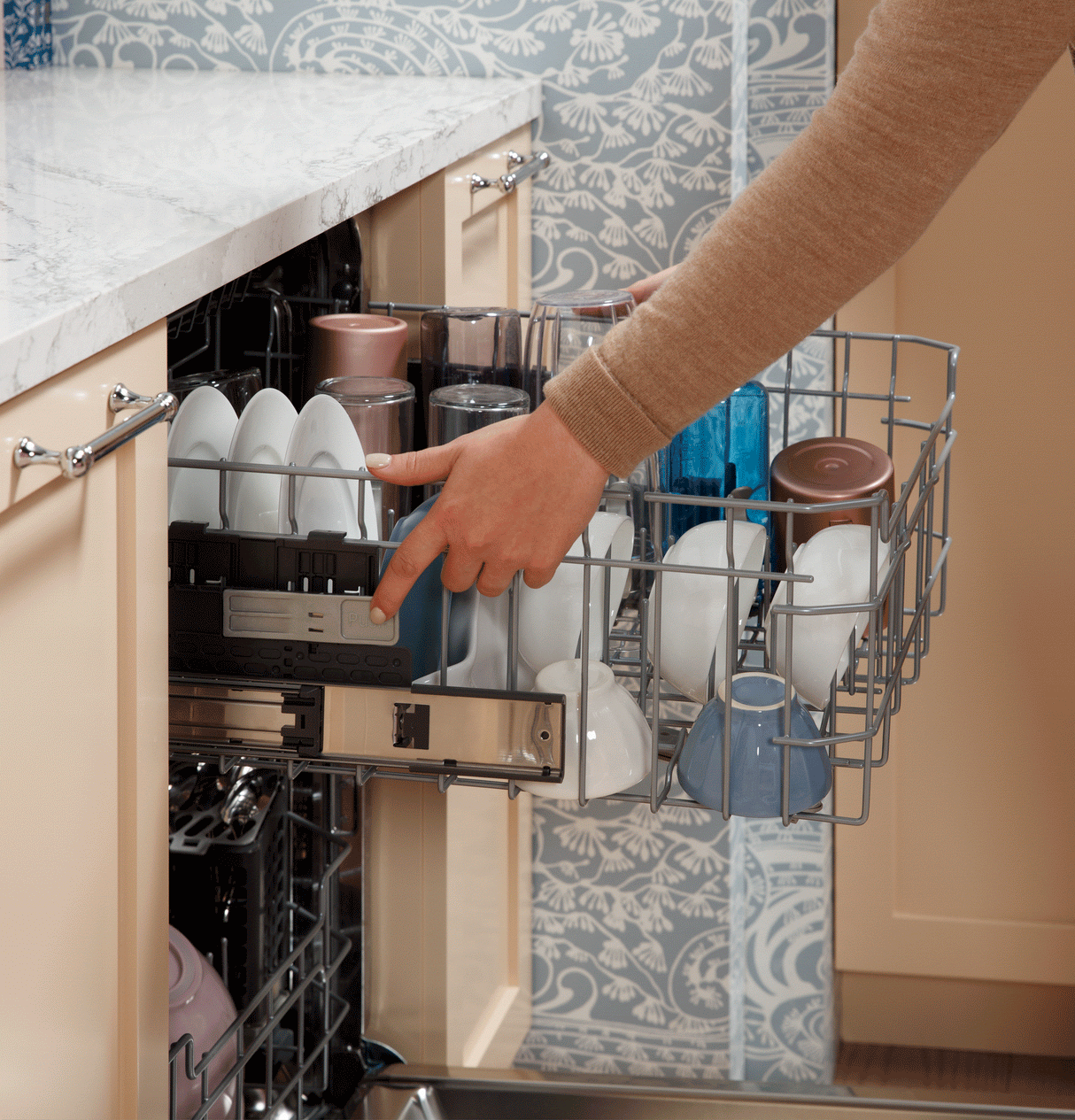 GE  Top Control with Stainless Steel Interior Dishwasher with Sanitize Cycle - Fingerprint Resistant Stainless (GDT670SYVFS)