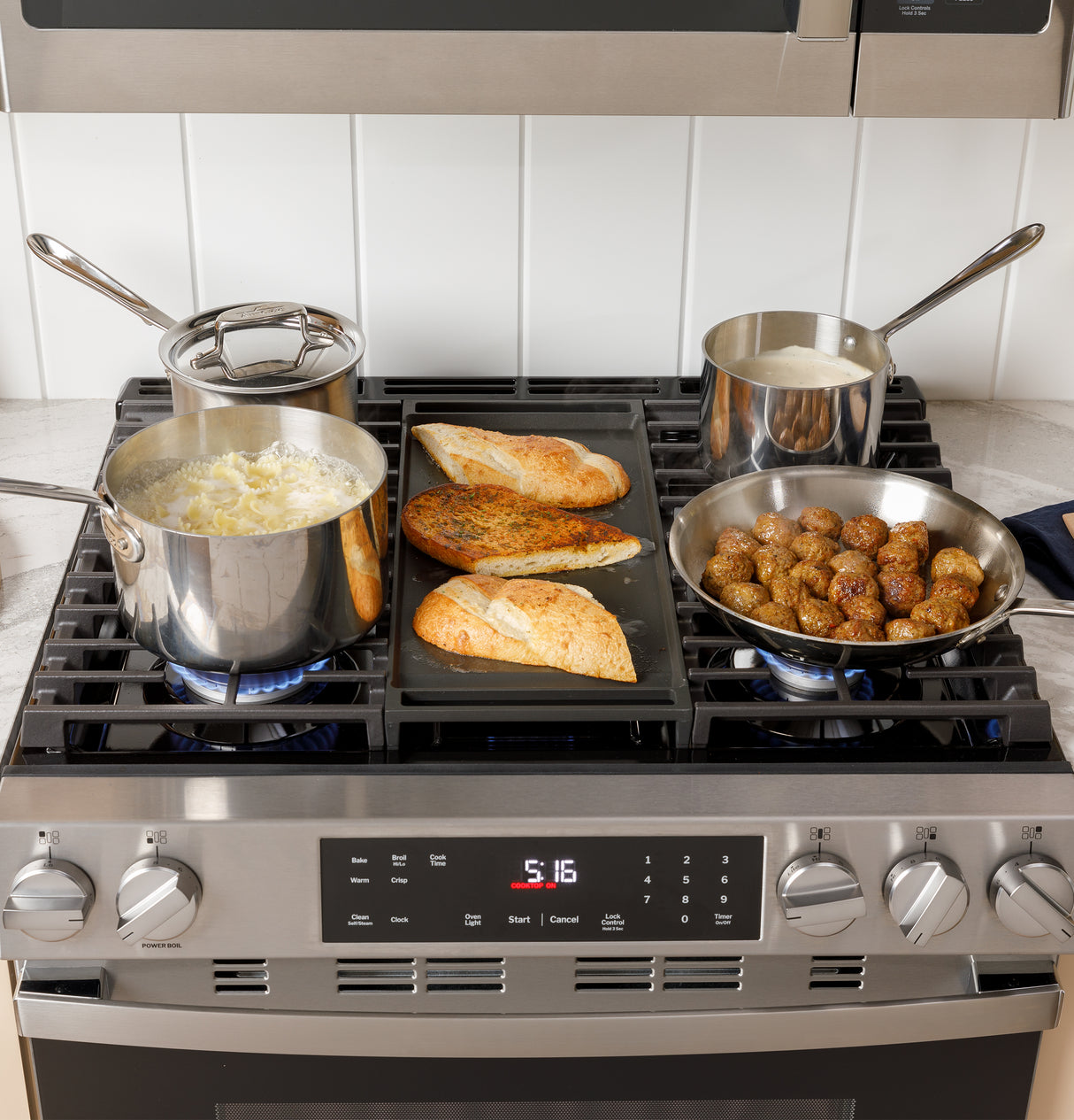 GE  30" Free-Standing Gas Convection Range with No Preheat Air Fry and EasyWash Oven Tray - Stainless Steel (GGF600AVSS)