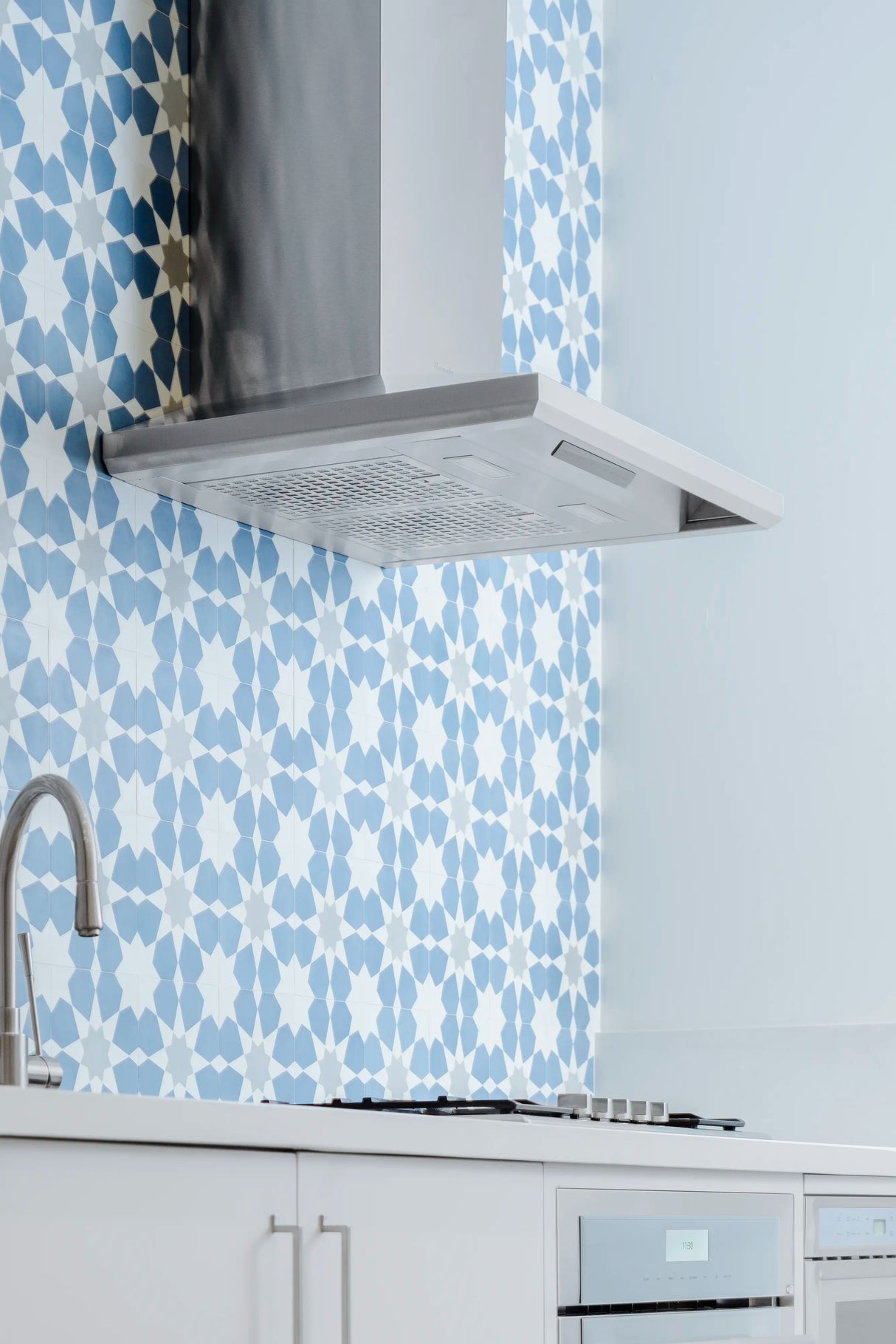 THERMADOR  Masterpiece® Pyramid Chimney Wall Hood - Stainless Steel (HMCB30WS)