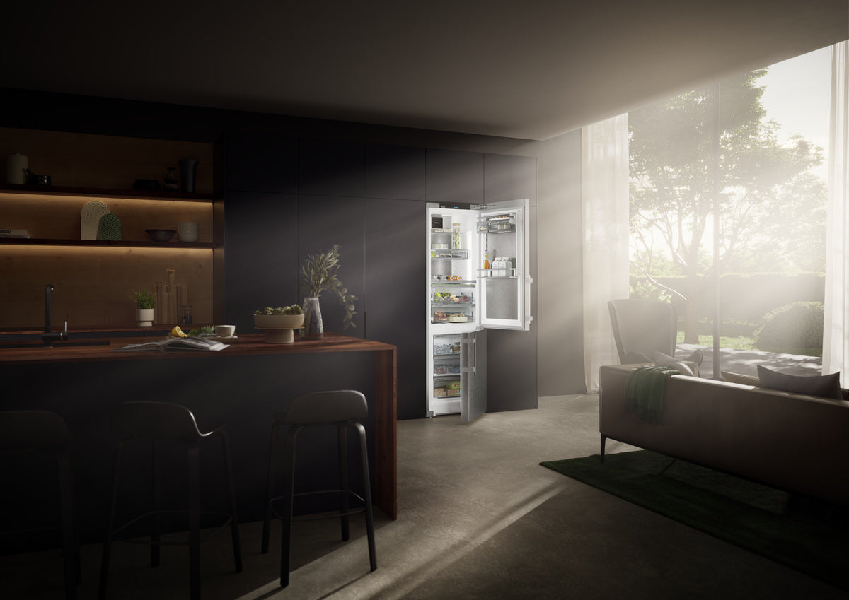 LIEBHERR  Fridge-freezer with BioFresh Professional and NoFrost, Right Hinged - Stainless (SCB5790IM)