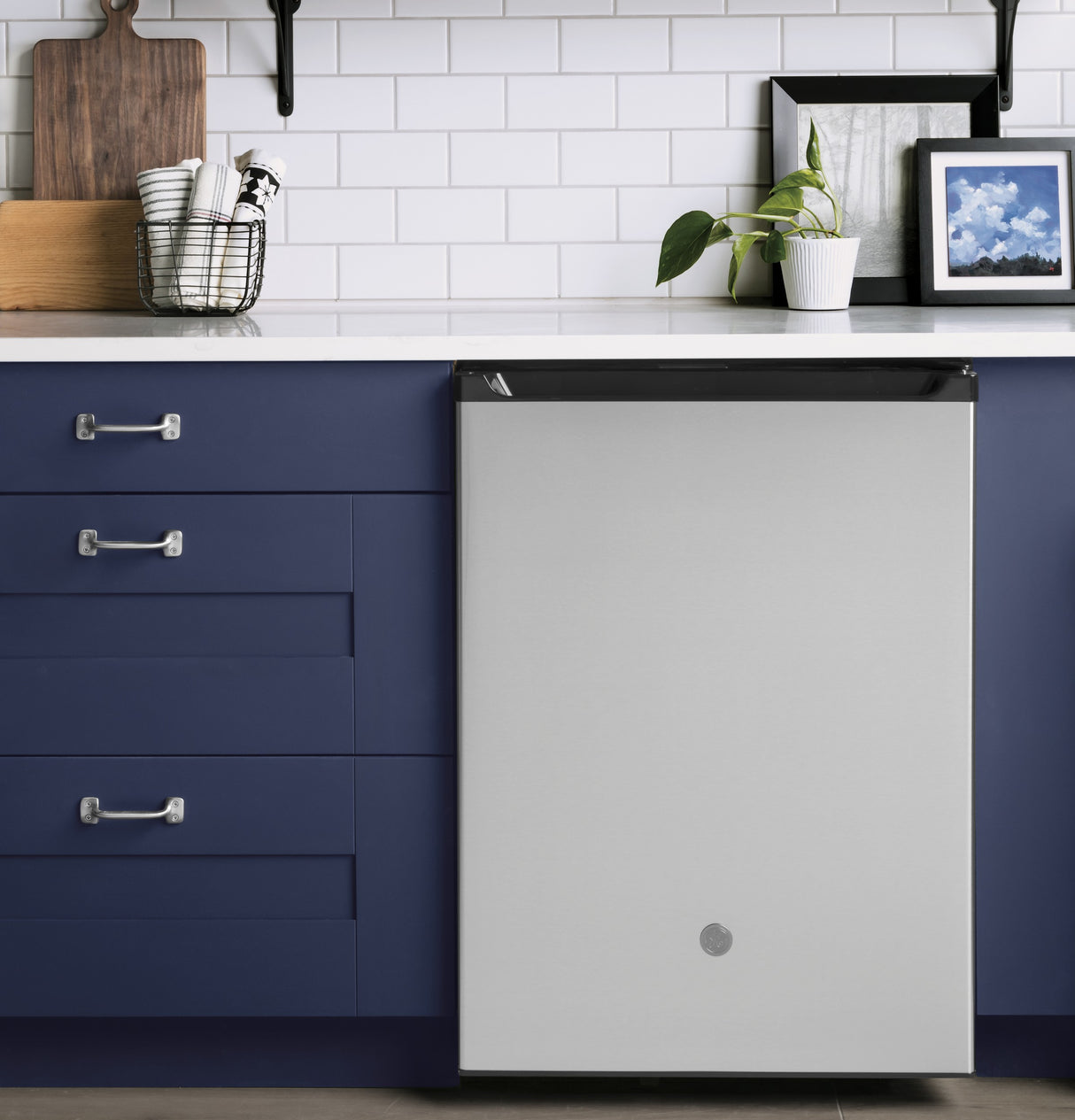 GE APPLIANCES GE(R) ENERGY STAR(R) Compact Refrigerator -  (GCE06GSHSB)